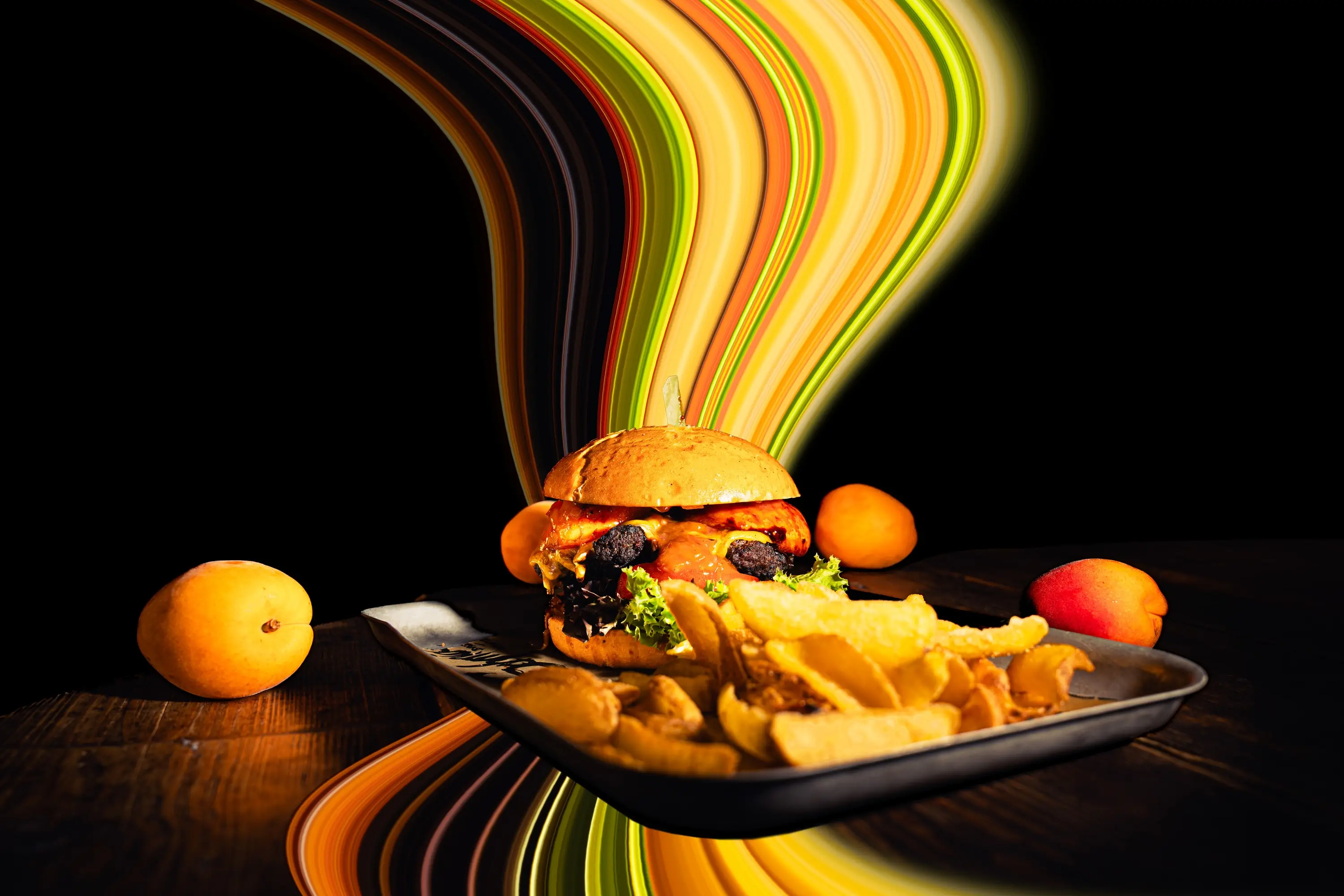 Burger mit Pommes auf einem Tablett, dahinter bunte Lichtspuren