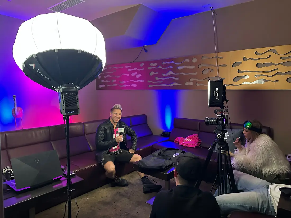 Interview in the Eventstage lounge with a balloon light and a camera on a tripod