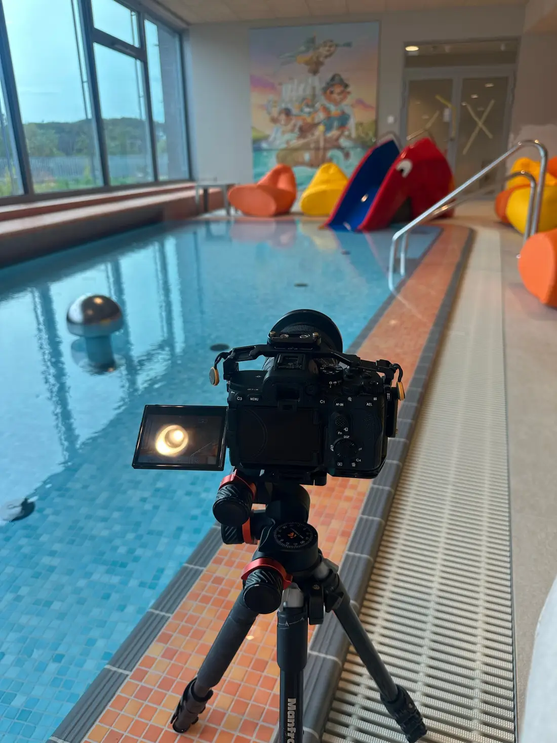 Camera on a tripod by the children's pool in the indoor area of Bad Mirador