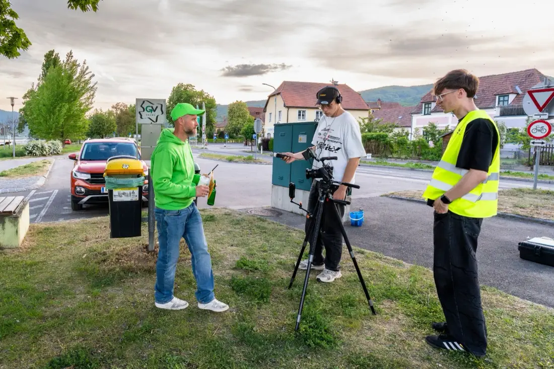 Briefing with the actor on set
