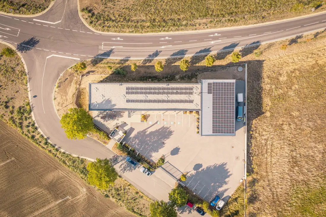 Senkrechte Luftaufnahme des Bürogebäudes Wagram@Work in Grafenwörth mit Solaranlage und Parkplatz