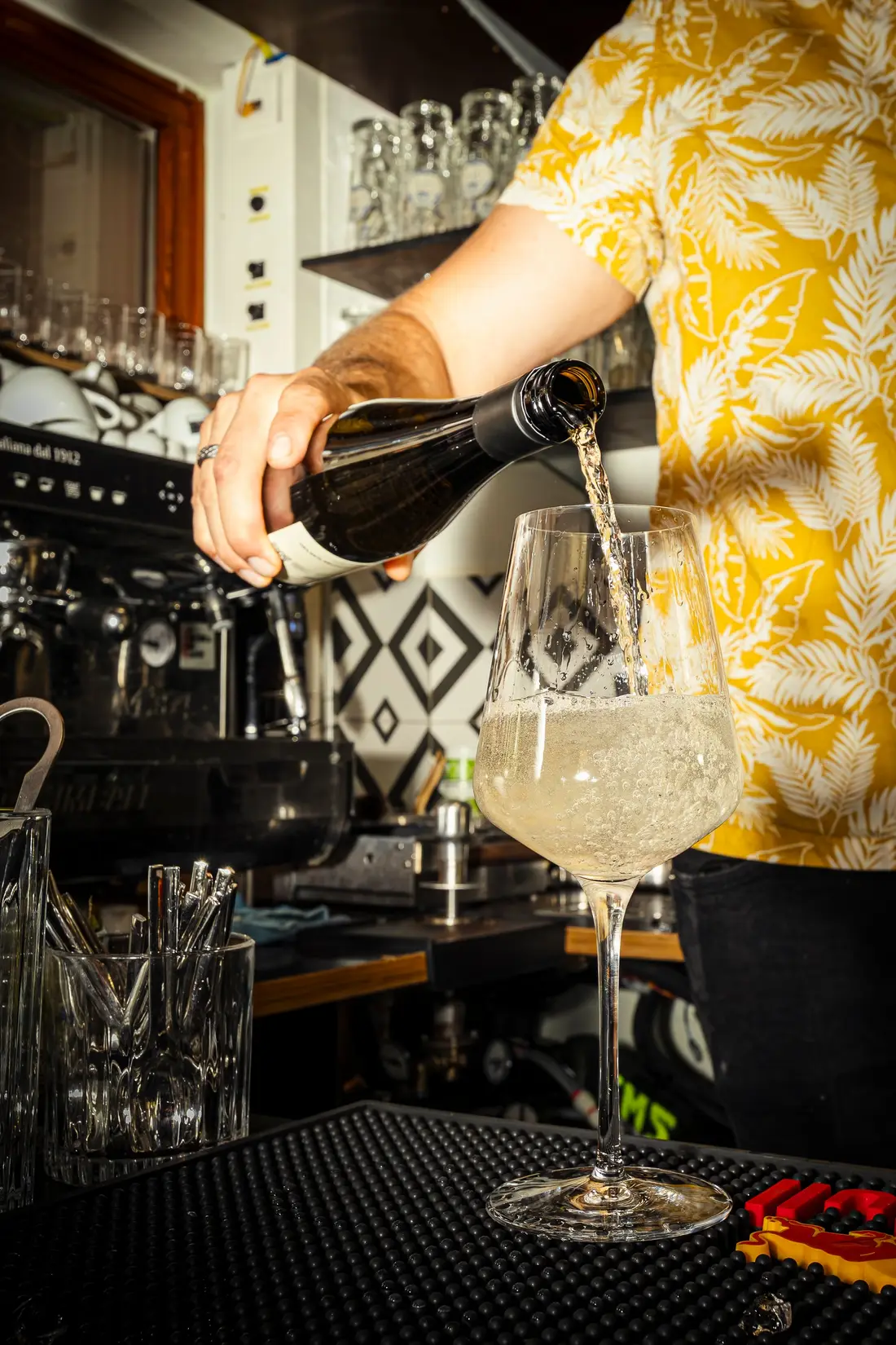 An der Bar wird Sekt in ein Glas eingeschenkt