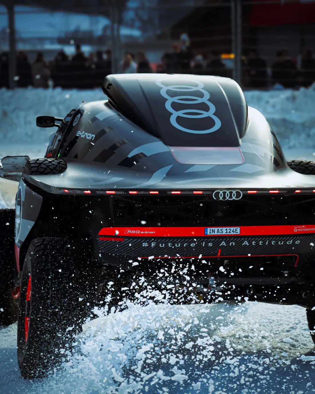 Heck eines Audi-Rallyeprototyps, der Schnee aufwirbelt