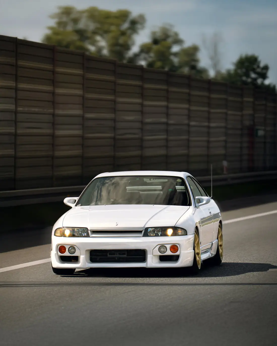Weißer Nissan Skyline auf der Autobahn