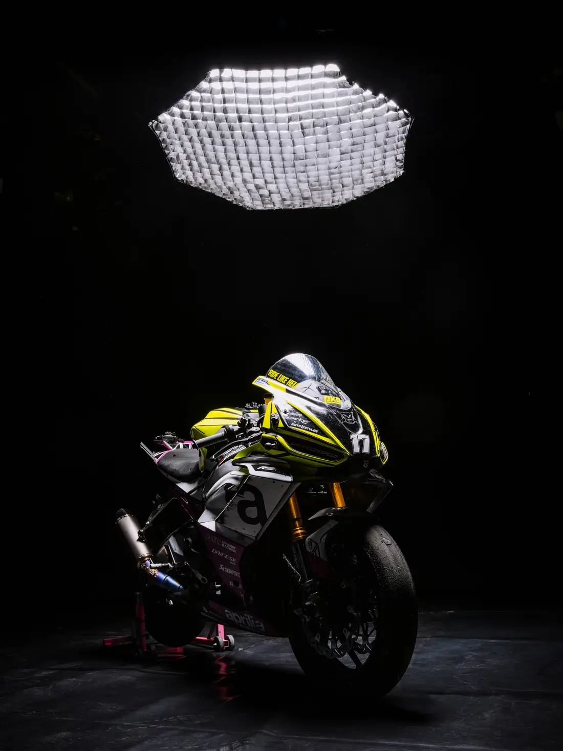 Rennmotorrad im dunklen Studio unter einer großen Softbox