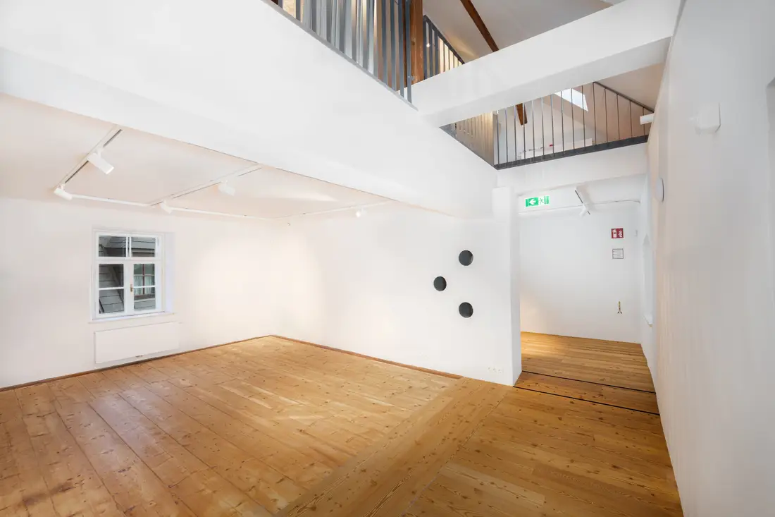Renovierter Ausstellungsraum mit Holzboden und offener Galerie im Museum Lilienfeld