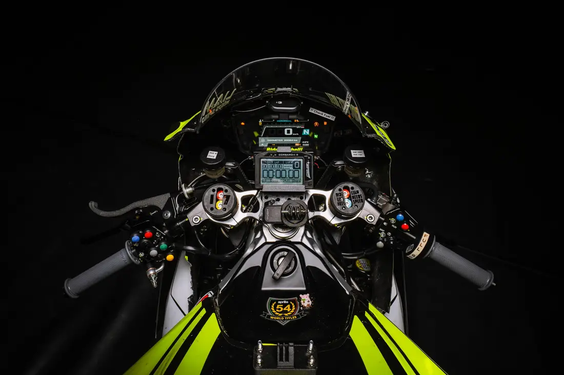 Cockpit eines Rennmotorrads von oben mit Display und bunten Lenkerschaltern