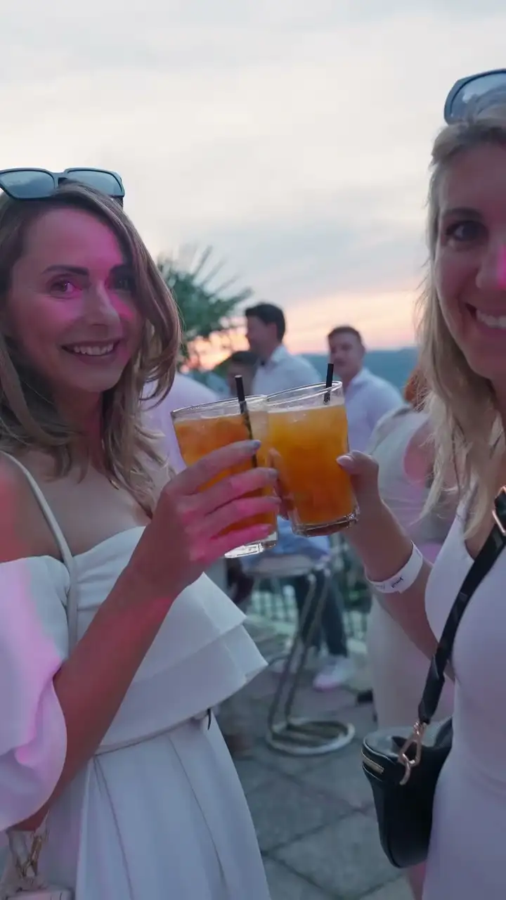 Preview image for the video: Sunset Lounge – All White