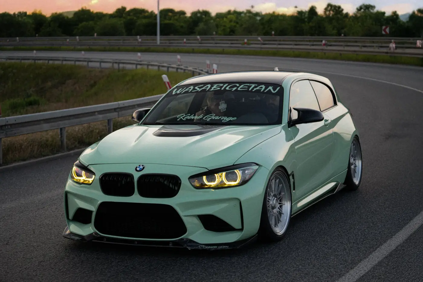 Mintgrüner BMW auf der Rennstrecke, unbearbeitete Aufnahme