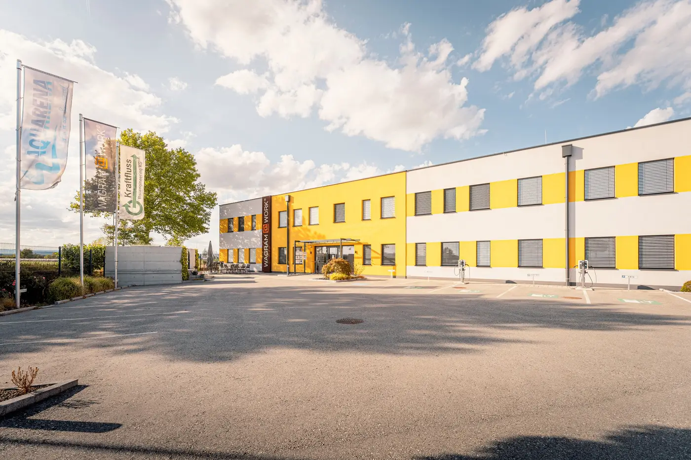 Bürogebäude Wagram@Work in Grafenwörth mit gelb-weißer Fassade