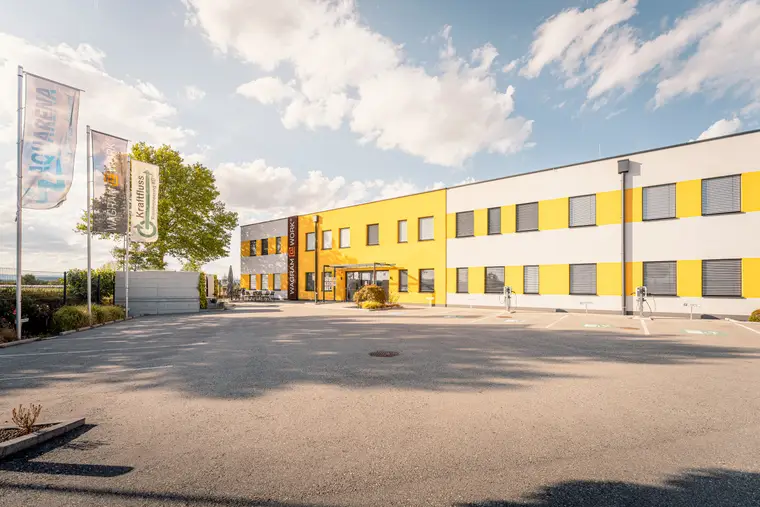 Wagram@Work office building in Grafenwörth with a yellow and white façade