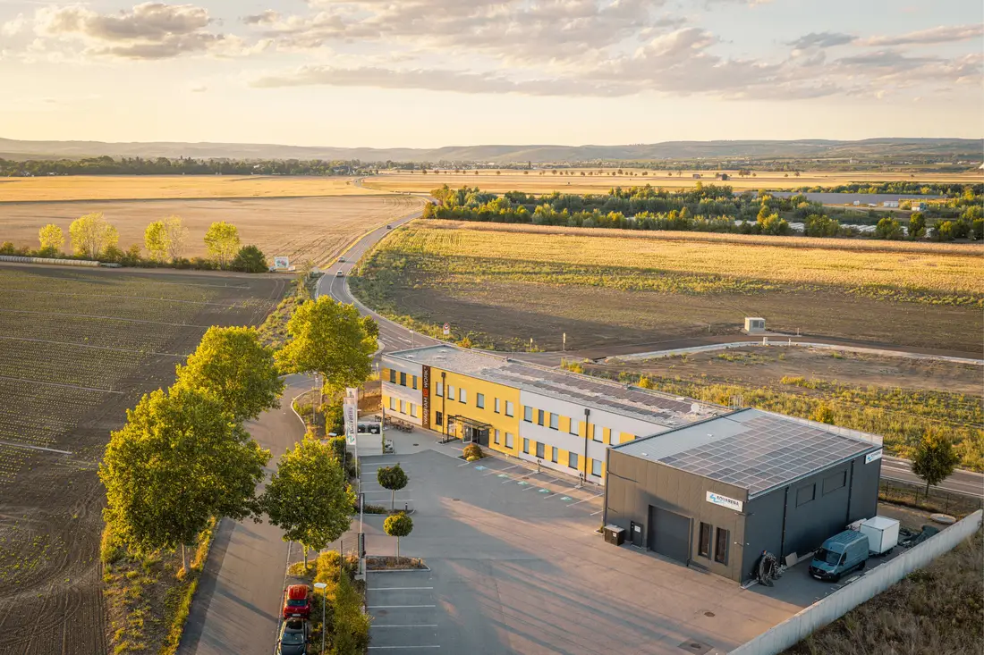 Luftaufnahme des Bürogebäudes Wagram@Work in Grafenwörth mit Halle und Solardach, umgeben von Feldern