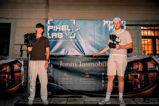 Two camera operators with gimbals in front of a Pixellab-Media banner