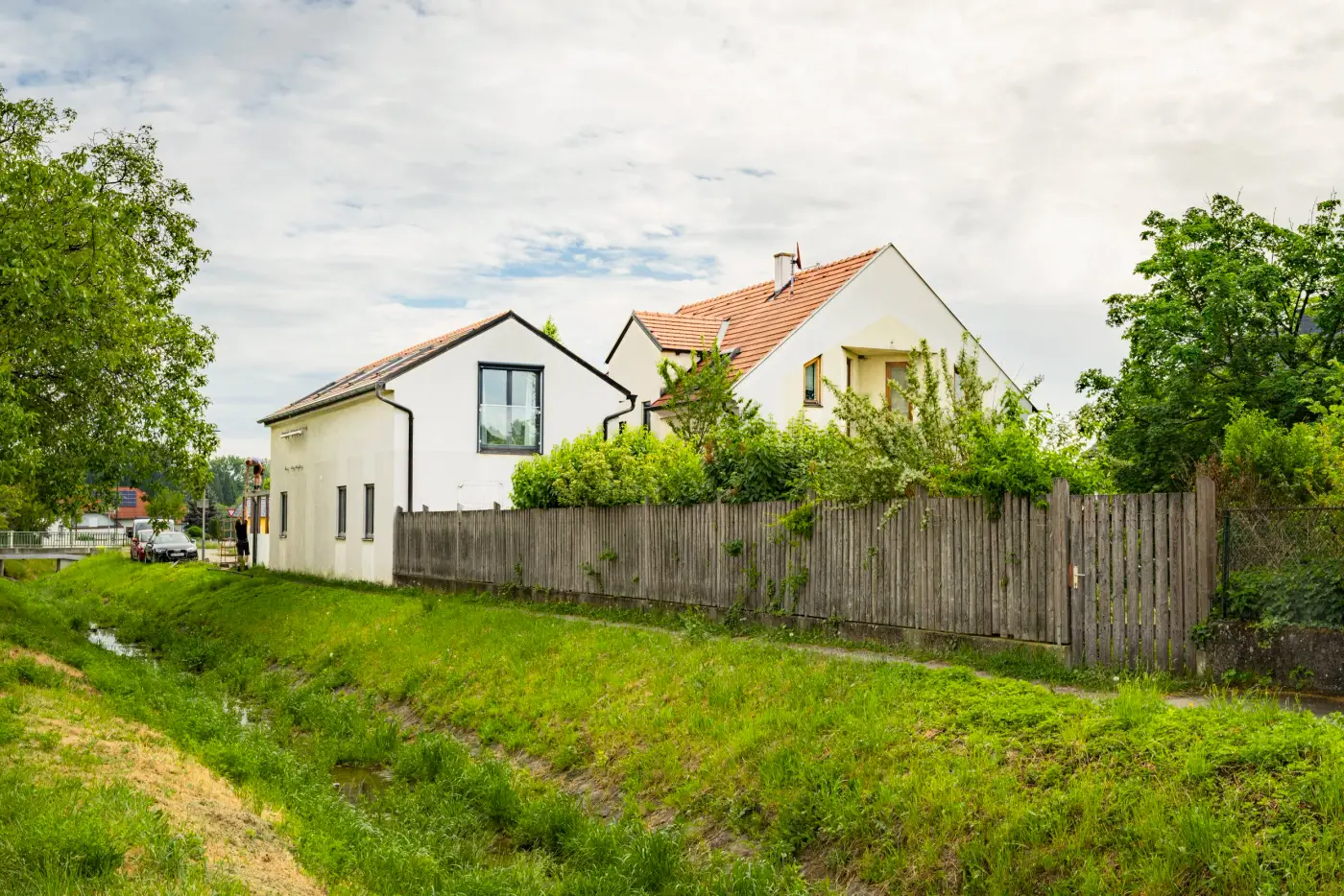 Dasselbe Haus nach der HDR-Bearbeitung mit ausgewogenem Licht